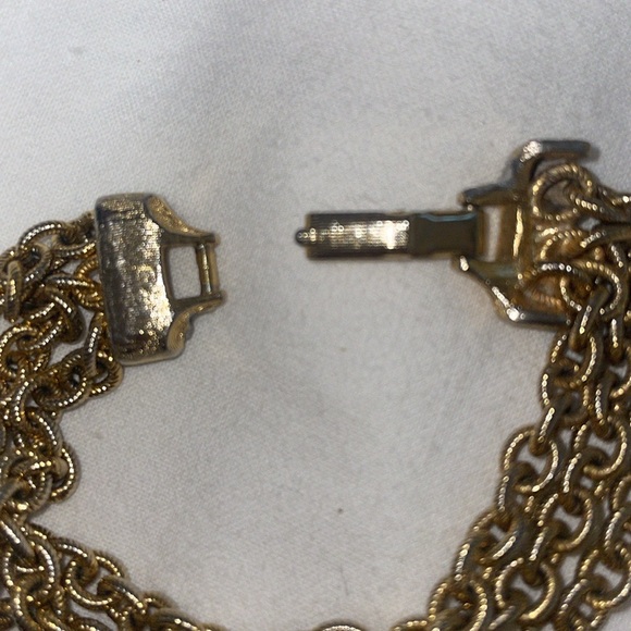 Vintage gold tone textured interlocking multi chain fold over clasp bracelet - Picture 4 of 4